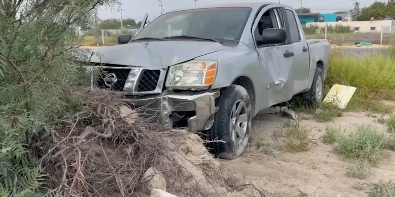 Conductor pierde el control de su unidad tras esquivar un perro y termina en un predio