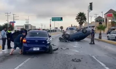 Conductor se queda dormido al volante y provoca volcadura en bulevar Eulalio Gutiérrez