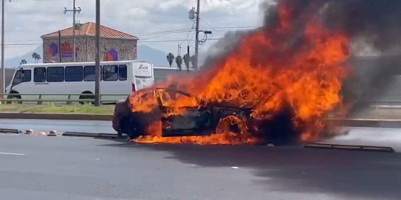 Conductora brinca boyas y su auto termina envuelto en llamas en Saltillo