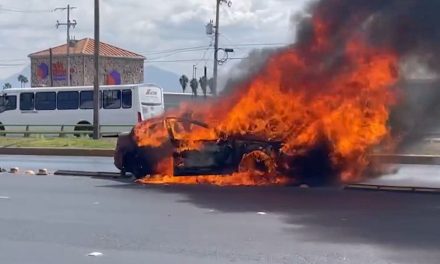 Conductora brinca boyas y su auto termina envuelto en llamas en Saltillo
