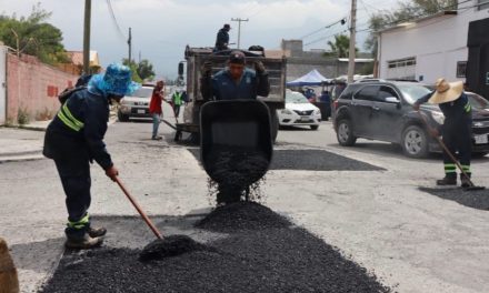 Continúan acciones de bacheo al sur de Saltillo