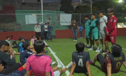 Conviven jugadores de Saltillo Soccer con niñas y niños de colonia Benito Juárez