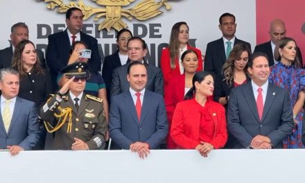 Encabeza Manolo Jiménez desfile conmemorativo del Día de la Independencia