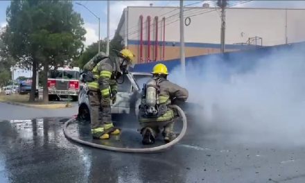 Voraz incendio consume vehículo en bulevar José María La Fragua