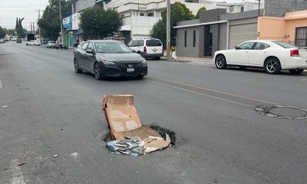 Esquivan autos un peligroso bache en la calle de Urdiñola