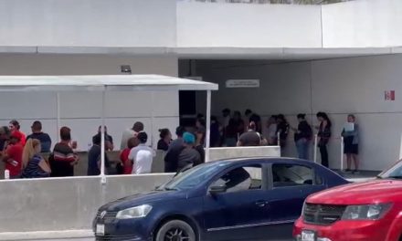 Largas filas de usuarios en Infonavit; tramitan créditos de Mejoravit