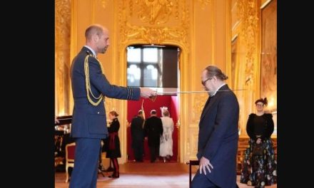Gary Oldman recibe la investidura como Caballero del Imperio Británico por su legado en el cine