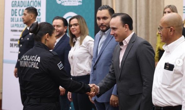 Manolo Jiménez presente en la graduación de la Academia de Policía de Monclova
