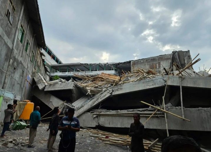 Internado se derrumba en Indonesia mientras estudiantes rezaban
