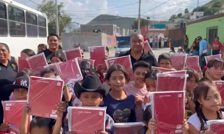 Inicia UNTA programa de entrega de útiles escolares