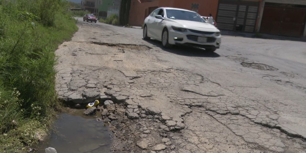 Intransitable la calle Pascual Orozco en la colonia El Paraíso por la gran cantidad de baches