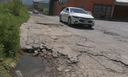 Intransitable la calle Pascual Orozco en la colonia El Paraíso por la gran cantidad de baches