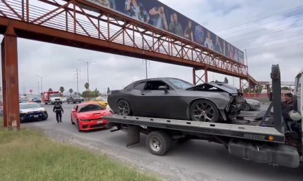 Jugaban al conducir y terminan chocando en el bulevar Fundadores