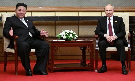 Personal limpia las huellas de Kim Jong-un tras reunión con Putin (video)