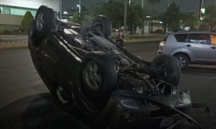 Camioneta provoca fuerte accidente; ocasiona volcadura y termina escapando en Saltillo