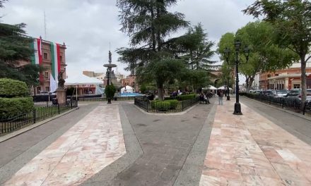 Las cuadrillas del municipio limpiaron desde temprano plaza de Armas