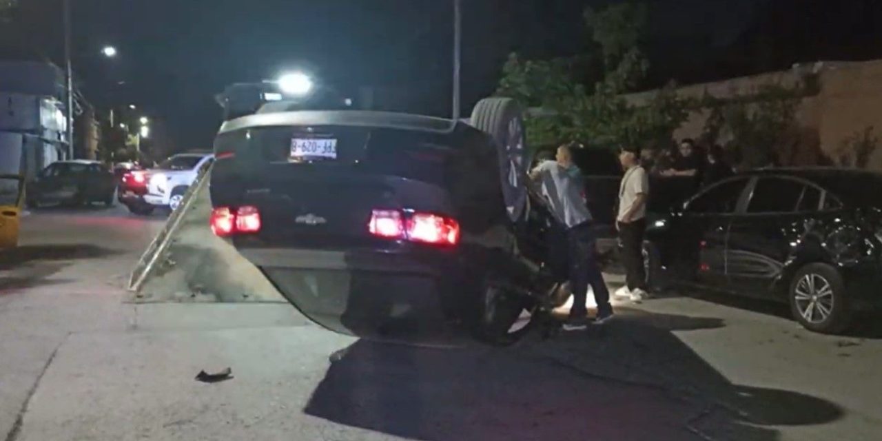 Saltillo: Conductor termina tras las rejas luego de chocar dos autos estacionados y volcar al sur