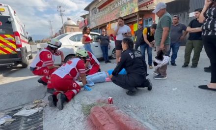 Motociclista intenta rebasar por la derecha y termina lesionado tras choque en Saltillo