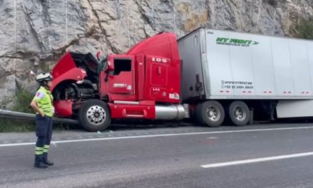 Muere trailero en carretera 57 en el tramo de Los Chorros