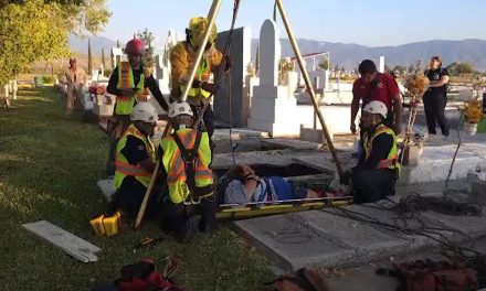 Saltillo: Mujer cae en fosa del panteón y moviliza a cuerpos de rescate