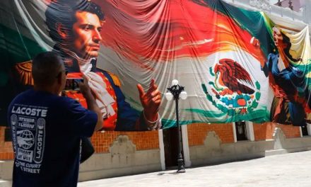 Flojera nivel… colocan murales patrios en Tlaxcala hechos con IA y aparecen manos con 6 dedos y el águila sin cabeza