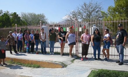 Padres de familia protestan por agresiones a sus hijos y cierran escuela de Frontera