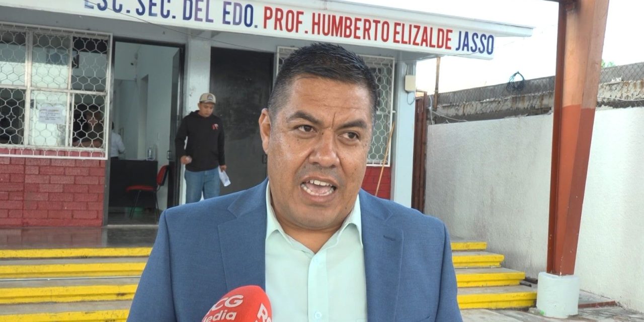 Saltillo: Padres de familia y docentes reconocen al director de la secundaria Humberto Elizalde