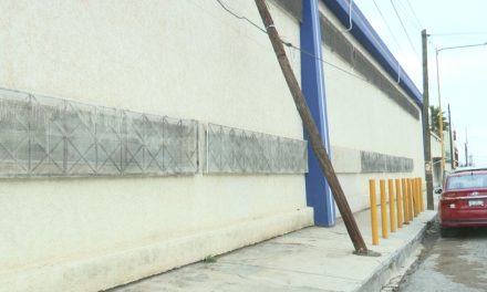 Poste amenaza la seguridad de alumnos