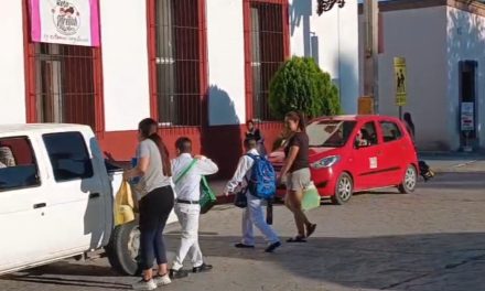 Reciben alumnos de Parras paquetes de útiles escolares y libros de texto gratuitos