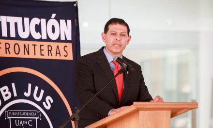 Rector UAdeC entrega mobiliario en la Facultad de Jurisprudencia