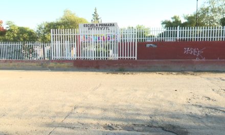 Reparan fuga de aguas negras que afectaba a la primaria Xicoténcatl en Saltillo