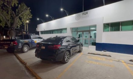 Rescatan a 100 migrantes que viajaban en la caja de un tráiler