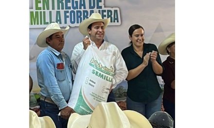 Entrega Javier Díaz 80 toneladas de semillas a ejido de Saltillo