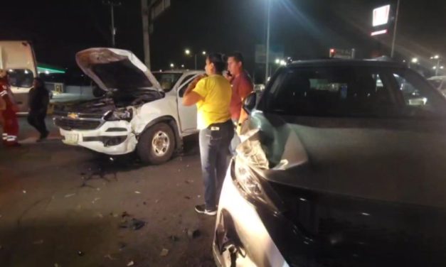 Se pasa la luz roja y choca en Saltillo