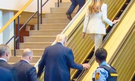 Video: El incómodo momento que vivió Donald y Melania Trump en las escaleras de la ONU