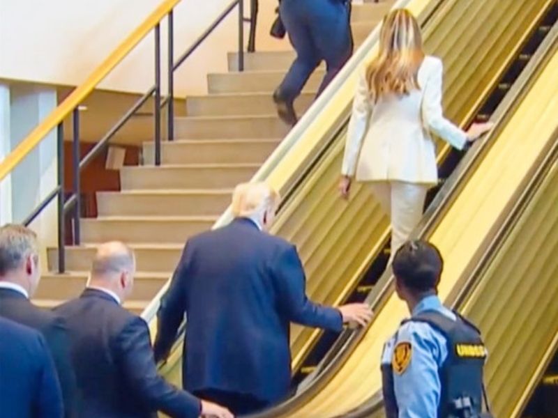 Video: El incómodo momento que vivió Donald y Melania Trump en las escaleras de la ONU
