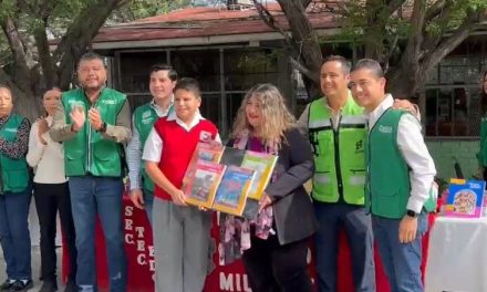 Entregan útiles escolares en la escuela Heroico Colegio Militar