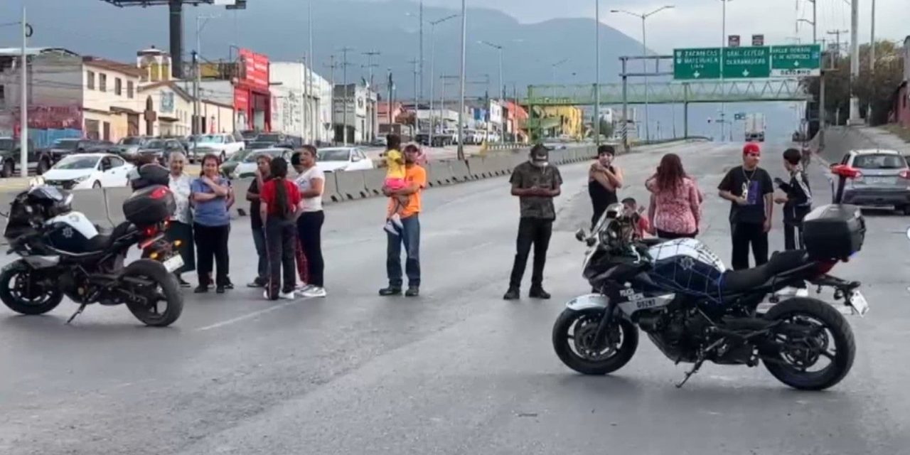 Vecinos bloquean el Periferico LEA