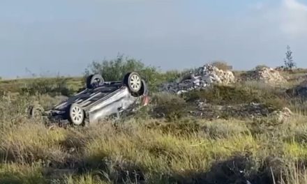 Vehículo vuelca en Ramos Arizpe
