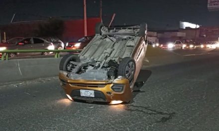 Hombre vuelca tras chocar con el muro en Saltillo… iba en estado de ebriedad