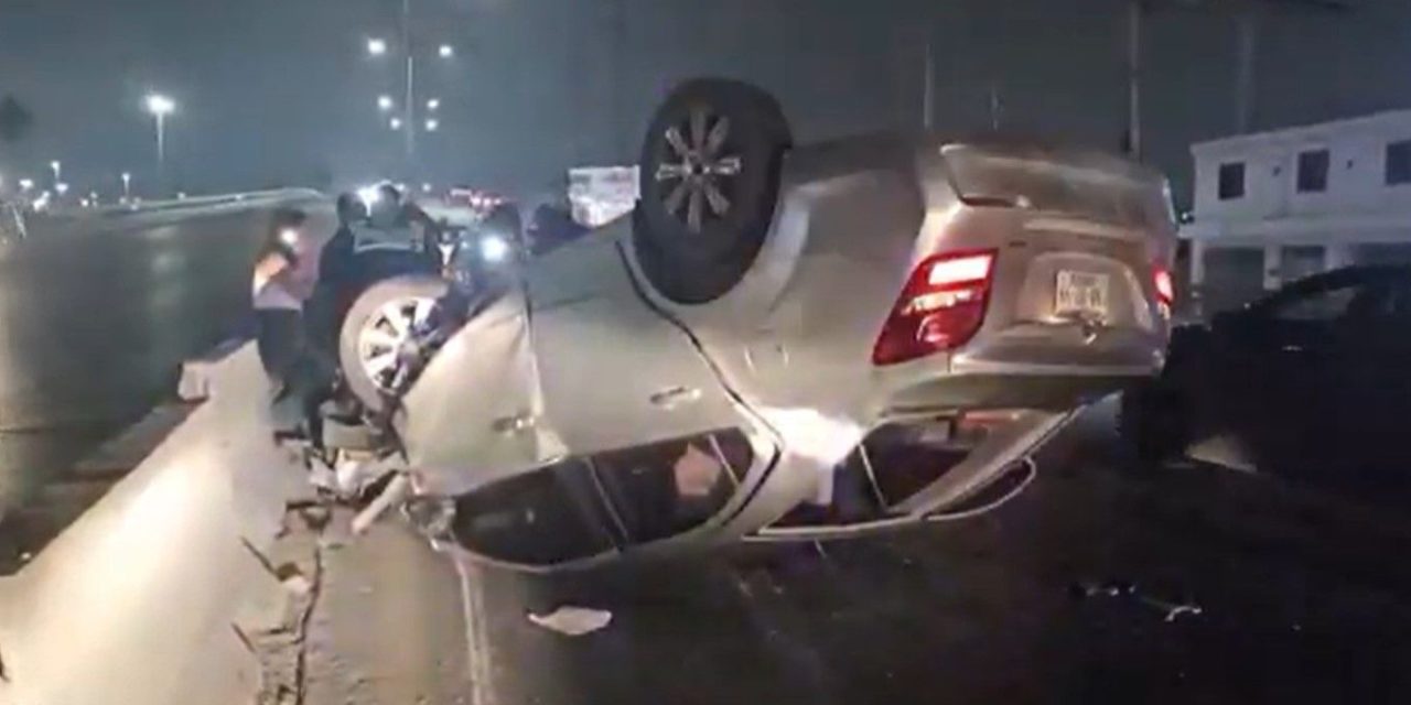Mezclan alcohol  con exceso de velocidad y ocasionan una volcadura en Periférico