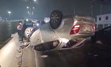 Mezclan alcohol  con exceso de velocidad y ocasionan una volcadura en Periférico