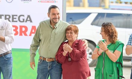 Carlos Villarreal entrega obra de recarpeteo en la colonia Miravalle