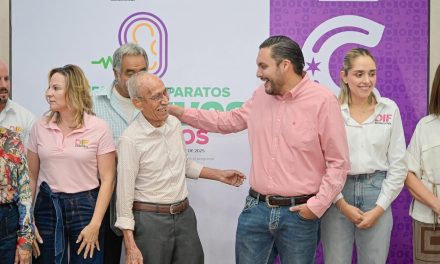 Carlos Villarreal se suma a la entrega de aparatos auditivos