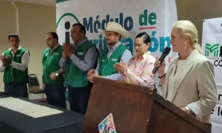 Laura Jiménez entrega escrituras a familias de Múzquiz