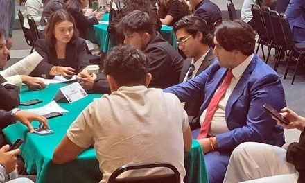 Jesús Ernesto, hijo menor de AMLO, participa en parlamento juvenil en el Senado