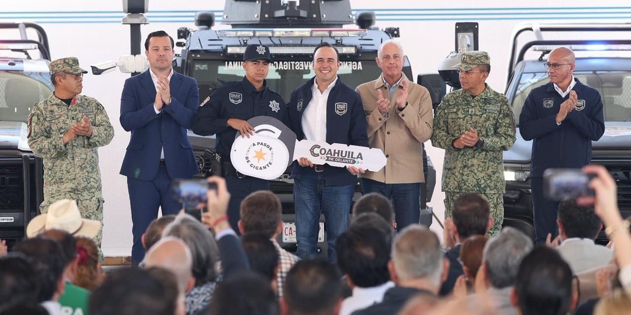 Manolo Jiménez entrega 160 patrullas, armas y equipo táctico en Torreón