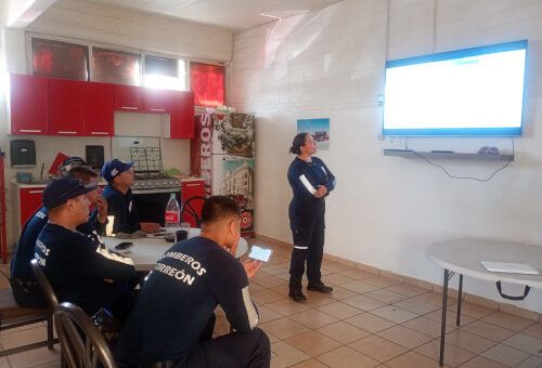 Capacitan a Protección Civil y Bomberos en manejo de vehículos eléctricos