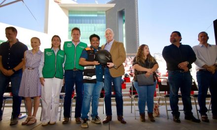 Román Cepeda entrega 400 cascos a motociclistas
