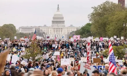 Miles protestan contra Trump en ciudades de Estados Unidos